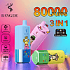 Tres coloridos dispositivos de vapeo desechables Bang De con gráficos de monos de dibujos animados, que destacan características como 8000 bocanadas, sabor 3 en 1, batería de 650 mAh, volumen de 20 ml, carga tipo C y una pantalla de e-líquido, sobre un fondo degradado vibrante.