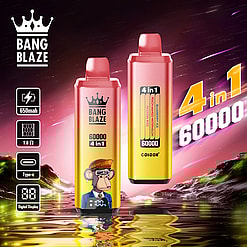 Se muestran dos dispositivos de vapeo Bang Blaze 60000 con degradado de amarillo a rosa con opciones de sabor 4 en 1, uno frontal que muestra una pantalla digital y un gráfico de mono, uno posterior que muestra la lista de sabores, sobre un fondo cósmico rosa y morado con reflejos de agua e íconos para una batería de 650 mAh, bobina de 1.0 ohm, carga tipo C y pantalla digital.