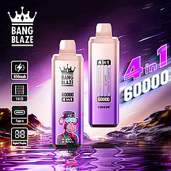 Dos dispositivos de vapeo BANG BLAZE con degradado morado con una superficie de agua reflectante en la parte inferior, que presentan una pantalla digital y un simio de dibujos animados con gorra y gafas, rodeado de un fondo de cielo nocturno estrellado y picos de montañas, con texto que resalta sabores 4 en 1 y 60000 bocanadas.