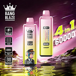 Dos dispositivos de vapeo con degradado de color rosa y amarillo etiquetados como Bang Blaze 60000 4 en 1 con un mono de dibujos animados con sombrero y gafas, rodeado de íconos que muestran una batería de 650 mAh, una resistencia de 1,0 Ω, carga tipo C y una pantalla digital, frente a un cielo estrellado violeta y un paisaje montañoso reflejado en el agua.