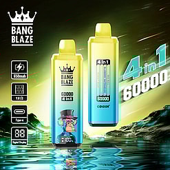 Dos dispositivos de vapeo desechables con degradado de color amarillo a azul, con el logotipo de Bang Blaze y un mono de dibujos animados con sombrero de copa en un dispositivo, sobre un fondo verde brillante con reflejos de agua y rocas, resaltando el recuento de bocanadas '4 en 1 60000' y especificaciones como batería de 650 mAh, resistencia de 1,0 ohmios, carga tipo C y pantalla digital.