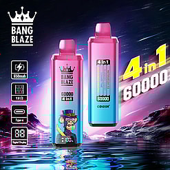 Dos dispositivos de vapeo desechables Bang Blaze 60000 4 en 1 con degradado de rosa a azul con pantalla digital y diseño de mono de dibujos animados, sobre un fondo de cielo nocturno cósmico y reflejos de agua, con íconos de características que muestran batería de 650 mAh, resistencia de 1,0 ohmios, carga tipo C y pantalla digital.