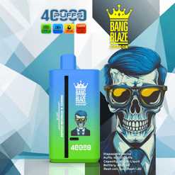 Un dispositif de vape jetable gradient bleu et vert étiqueté Bang Blaze avec un logo et un texte de la Crown indiquant 40000 bouffées, une saveur de pastèque de framboise, une batterie de 650 mAh, une capacité e-liquide de 40 ml et des spécifications de bobine en maille, avec une illustration faciale floue portant des verres et un costume sur le dispositif et ses emballages sur un fond géométrique.