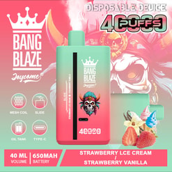 Bang Blaze Joycome Disposable Vape Dispositif avec 4000 bouffées, crème glacée aux fraises et saveur de vanille aux fraises, avec un design rose et vert dégradé avec un logo de crâne portant une coiffure bleue, et accompagnée de fraises, de fleurs de vanille et de cônes de crème glacée.