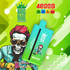 Fond vert et jaune vif avec un dispositif de vapotage réutilisable en turquoise étiqueté Bang Blaze avec une figure de crâne portant des lunettes de soleil et des cheveux roux, des spécifications techniques comprenant une batterie de 650 mAh, une capacité de 40 ml et une bobine à double mailles, et le logo Blaze avec une couronne verte au-dessus.