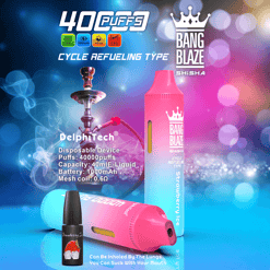Deux appareils de vapotage à chicha jetables colorés avec la marque Bang Blaze et un texte au goût de glace à la fraise, placés devant une pipe à narguilé lumineuse avec de la fumée, sur un fond bokeh bleu et rose vibrant.