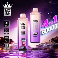 Zwei BANG BLAZE-Vape-Geräte mit violettem Farbverlauf und einer reflektierenden Wasseroberfläche an der Unterseite, mit einer digitalen Anzeige und einem Comic-Affen mit Mütze und Schutzbrille, umgeben von einem Sternenhimmel und Berggipfeln im Hintergrund, mit Text, der 4-in-1-Aromen und 60.000 Züge hervorhebt.
