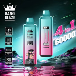 Zwei Bang Blaze-Vaping-Geräte mit Farbverlauf, digitalen Anzeigen und Geschmacksbezeichnungen, vor dem Hintergrund einer nächtlichen Berglandschaft mit Wasserreflexionen und Text, der die 4-in-1- und 60.000-Puff-Funktionen hervorhebt.