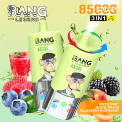 Deux dispositifs de vape jetables 3-en-1 de légende Green Bang avec un singe illustré portant des verres 3D, entourés d'images de fruits mélangés, y compris des framboises, des bleuets, des mûres, des pêches et une boisson rouge, avec du texte mettant en évidence 8500 bouffées et des fruits mélangés Mojito Peach Bleakerberle Flavour frêle.