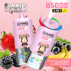Deux dispositifs de vape jetables de deux bangs roses avec un singe de dessin animé portant un chapeau rose sur l'étiquette, entouré de fraises, de framboises, de groseilles noires et de bananes sur un fond rose avec des effets d'éclaboussure et du texte mettant en évidence 8500 bouffées et les trois saveurs: fraise de fraises, casqueur noir et banane de fraises.