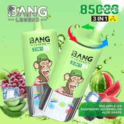 Deux dispositifs de vape 3-en-1 Green Bang avec une saveur de glace de pomme rouge, avec un singe de dessin animé dans un chapeau vert, entouré d'images de raisins, de tranches d'aloès, de glaçons, de pastèque et de framboises, avec 8500 bouffées indiquées.