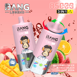 Pink Bang Legend 3-en-1 Dispositifs jetables jetables avec un singe de dessin animé portant des écouteurs étiquetés «glace de pastèque» entourés de éclaboussures et de fruits frais, notamment la mangue, la pêche, la pastèque et l'orange, indiquant des options de saveur triple et 8500 Puffs capacité.