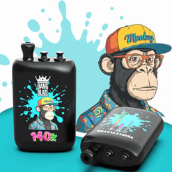 Schwarze Vape-Flasche mit einem Cartoon-Affen in einer Kappe unter einem Bang Blaze-Logo mit 140.000 Text, daneben ein weiterer Vape-Mod auf einem türkisfarbenen Splash-Hintergrund.