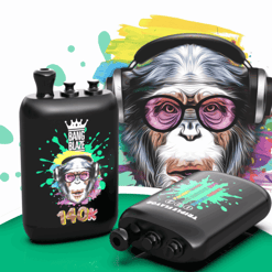Schwarzer Flaschen-Mod im Graffiti-Stil mit verschwommenem Etikett neben einem kleinen schwarzen Audiogerät; eine Person mit Kopfhörern inmitten bunter Spritzer.
