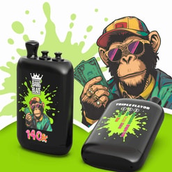 Zwei schwarze Vape-Hüllen mit Limettenspritzern und ein Affe mit Mütze und Sonnenbrille; Auf dem einen steht Bang Blaze 140k, auf dem anderen Triple Flavor