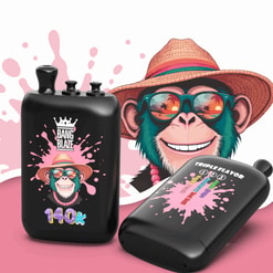 Zwei schwarze Flaschen mit rosa Spritzergrafik; Die linke Flasche zeigt einen Cartoon-Affen mit Strohhut und Sonnenbrille mit 140K-Text, während eine graue Unschärfe den Vordergrund überlagert.