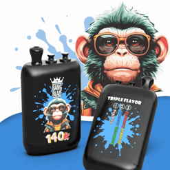 Zwei schwarze E-Zigaretten-Flaschen mit Cartoon-Affenlogo auf blauem Hintergrund; Auf einer steht „Bang Blaze 140K“ und auf der anderen steht „Triple Flavor“ mit einer Geschmacksliste.