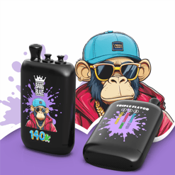 Cartoon-Affe mit blauer Mütze und Sonnenbrille steht neben zwei schwarzen E-Zigaretten mit lila Spritzgrafiken und Geschmacksetiketten, darunter 140K und Triple Flavour.