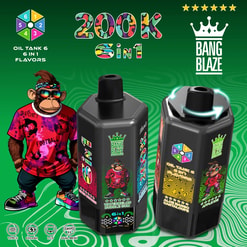 Scimmia cartone animato con occhiali da sole accanto a due serbatoi di vaporizzazione Bang Blaze neri con sapori 6 in 1 e grafica colorata.