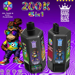 Due flaconi neri per vaporizzatore d'olio Bang Blaze 6 in 1 con etichette colorate, una scimmia cartone animato con attrezzatura da calcio, su sfondo viola.