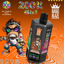 Bottiglia di vaporizzatore Black Bang Blaze 200K 6in1 su uno sfondo arancione a spirale, accanto a una scimmia cartone animato che indossa una camicia floreale con la faccia sfocata.