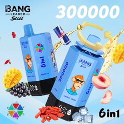 Deux boîtes de boissons énergisantes bleues Bang Leader Stoll représentant un singe de dessin animé, une saveur de glace à la pêche et le audacieux 300 000 avec des images de fruits.