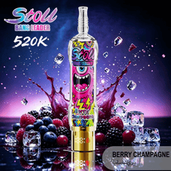 ベリーの果実と氷のキューブの前に置かれたカラフルな“Stoll Bang Leader”ボトルと、“BERRY CHAMPAGNE”の文字