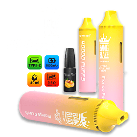 Tre dispositivi shisha usa e getta Bang Blaze Mango Peach con gradiente giallo e rosa, con flacone di ricarica al gusto di mango nero e pesca, con capacità di 4000 tiri, ricarica di tipo C, batteria da 1000 mAh, e-liquid da 40 ml e bobina a rete da 0,6 ohm.
