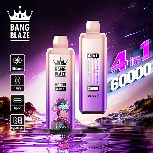 Dos dispositivos de vapeo BANG BLAZE con degradado morado con una superficie de agua reflectante en la parte inferior, que presentan una pantalla digital y un simio de dibujos animados con gorra y gafas, rodeado de un fondo de cielo nocturno estrellado y picos de montañas, con texto que resalta sabores 4 en 1 y 60000 bocanadas.