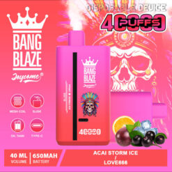 ピンク色の使い捨てベイプ デバイス、40 回吸引可能、ブランドは「Bang Blaze Joycome」、メッシュ コイル、スライド、オイル タンク、Type-C 充電アイコン付き。フレーバーは「Acai Storm Ice | Love666」、背景にはアサイー ベリー、オレンジ スライス、氷のグラフィック。