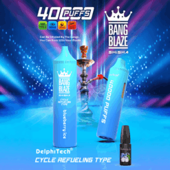 ブルーベリー アイスとラベルが貼られ、吸引回数が 4,000 回と長い 2 つの青い Bang Blaze Shisha サイクル燃料補給型デバイスが、ライト効果のある青と紫のステージ上の従来の水ギセルの前に置かれ、その横には小さなブルーベリー フレーバーのボトルと、Type-C 充電、1,000mAh バッテリー、40ml 容量、0.6 オームのメッシュ コイルを示すアイコンが添えられています。