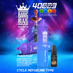「Mixed Fruit」というラベルが付いた Blue Bang Blaze Shisha 使い捨て vape デバイスが、伝統的な水ギセルの前に立っています。その横にもう 1 つの紫色のデバイスが置かれており、紫と青の煙のような背景に設定されています。40 回の吸引、40 ml の e 液体容量、1000 mAh バッテリー、メッシュ コイル技術などの機能が強調されています。