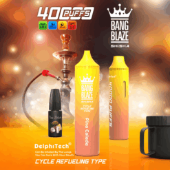 黄色からオレンジのグラデーションの使い捨てベイプデバイス 2 つ。Bang Blaze Shisha Pina Colada のラベルが貼られており、吸引回数が 40,000 回です。その横には、オレンジ色の表面に Pina Colada フレーバーが入った小さな黒いボトルが 1 つ。スモーキーな背景には水ギセルが描かれ、バッテリーとメッシュ コイルに関する情報アイコンが付いています。