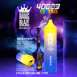 Bang Blaze Shisha 使い捨てベイプ デバイスは、紫と青のグラデーション デザインと黄色のキャップを特徴とし、その横には煙を出す伝統的な水ギセルが描かれています。40,000 パフ、40 ml の e 液体容量、1000 mAh バッテリー、0.6 オームのメッシュ コイルなどの機能の詳細テキストが特徴で、濃い青と紫の煙のような背景に製品のブランドと仕様が記載されています。